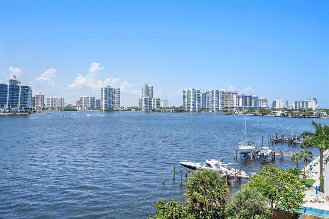 For Rent: $3,100 (2 beds, 2 baths, 933 Square Feet)