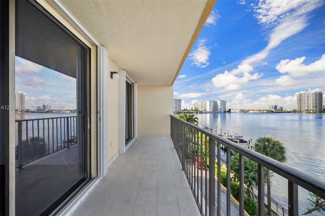 For Rent: $3,100 (2 beds, 2 baths, 933 Square Feet)