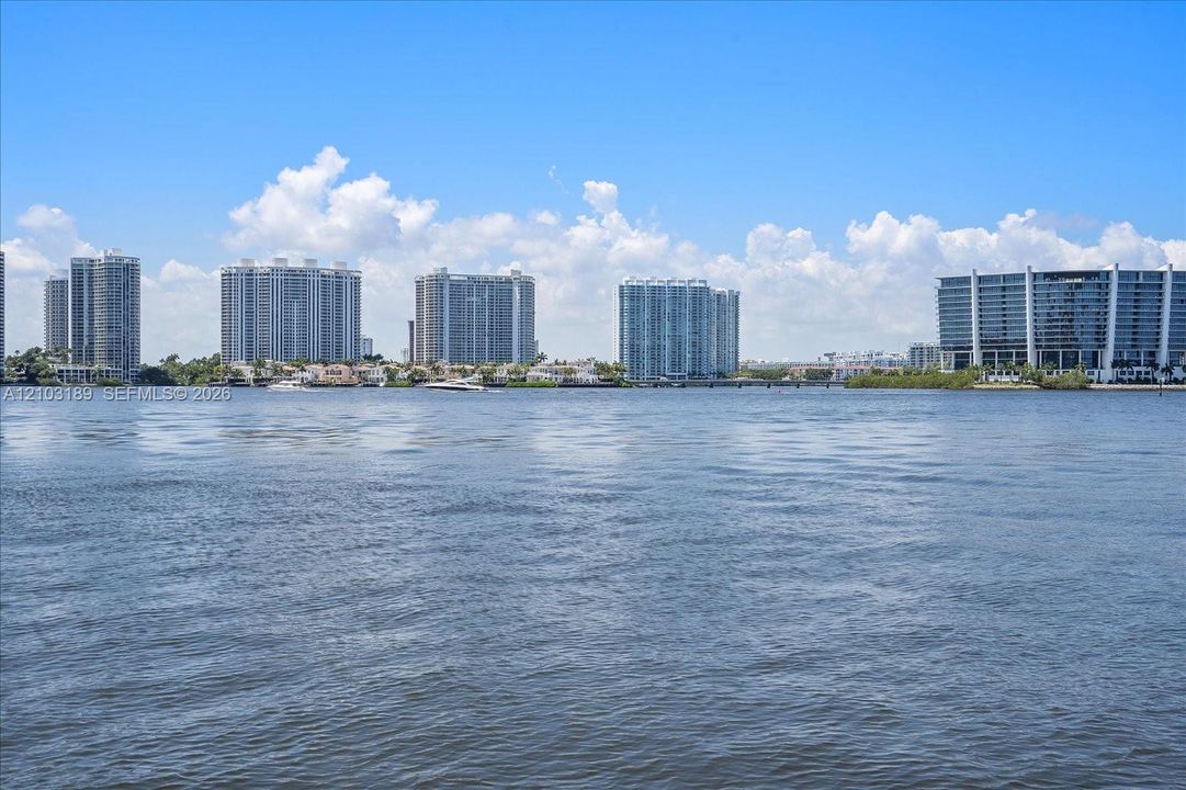For Rent: $3,100 (2 beds, 2 baths, 933 Square Feet)