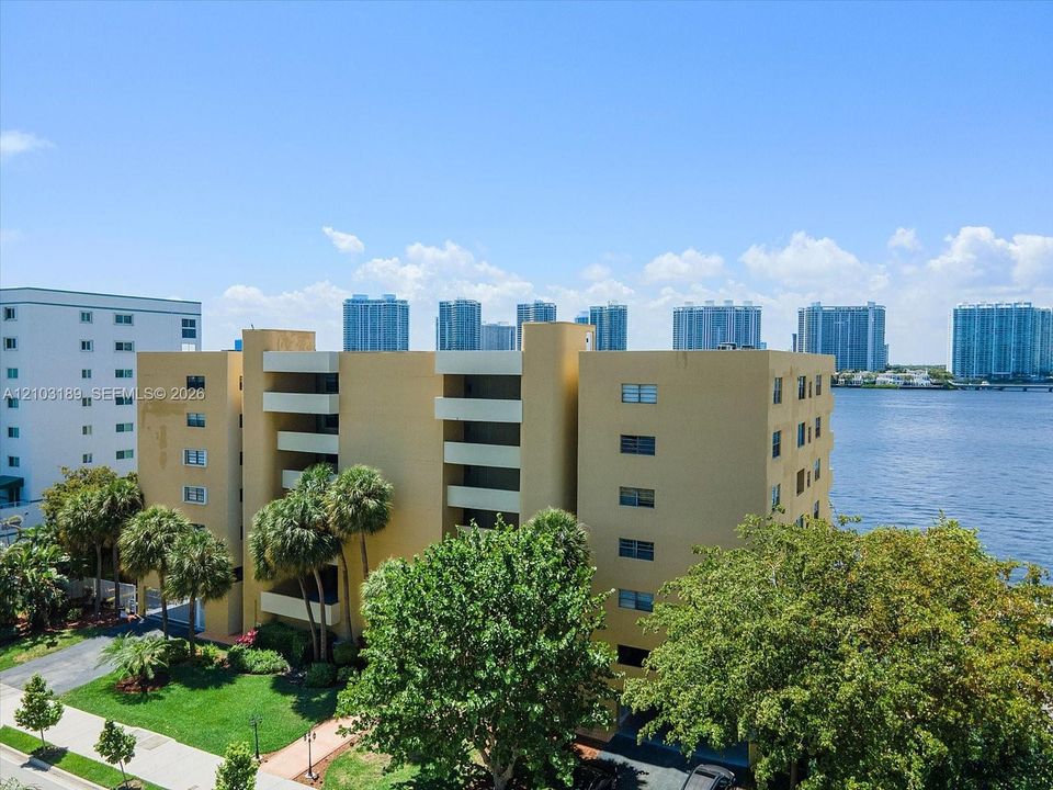For Rent: $3,100 (2 beds, 2 baths, 933 Square Feet)