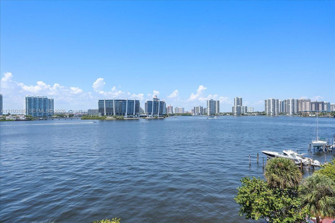 For Rent: $3,100 (2 beds, 2 baths, 933 Square Feet)