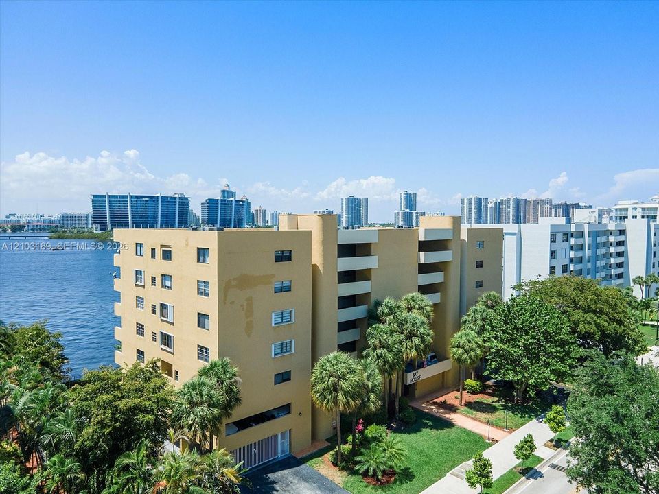 For Rent: $3,100 (2 beds, 2 baths, 933 Square Feet)