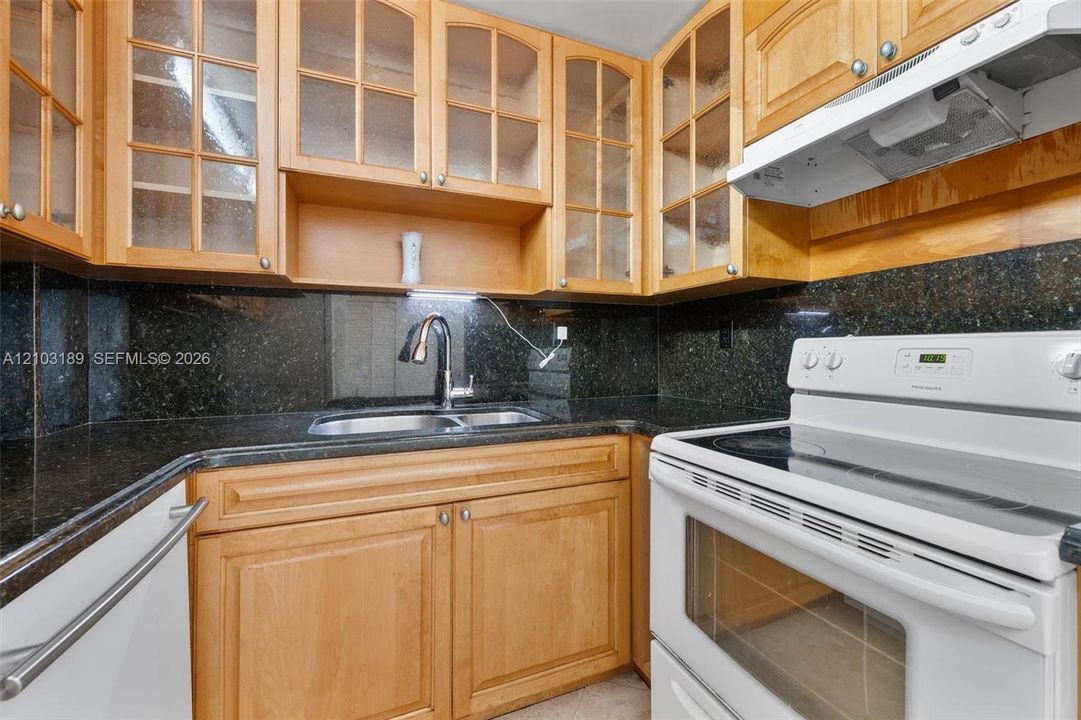 For Rent: $3,100 (2 beds, 2 baths, 933 Square Feet)