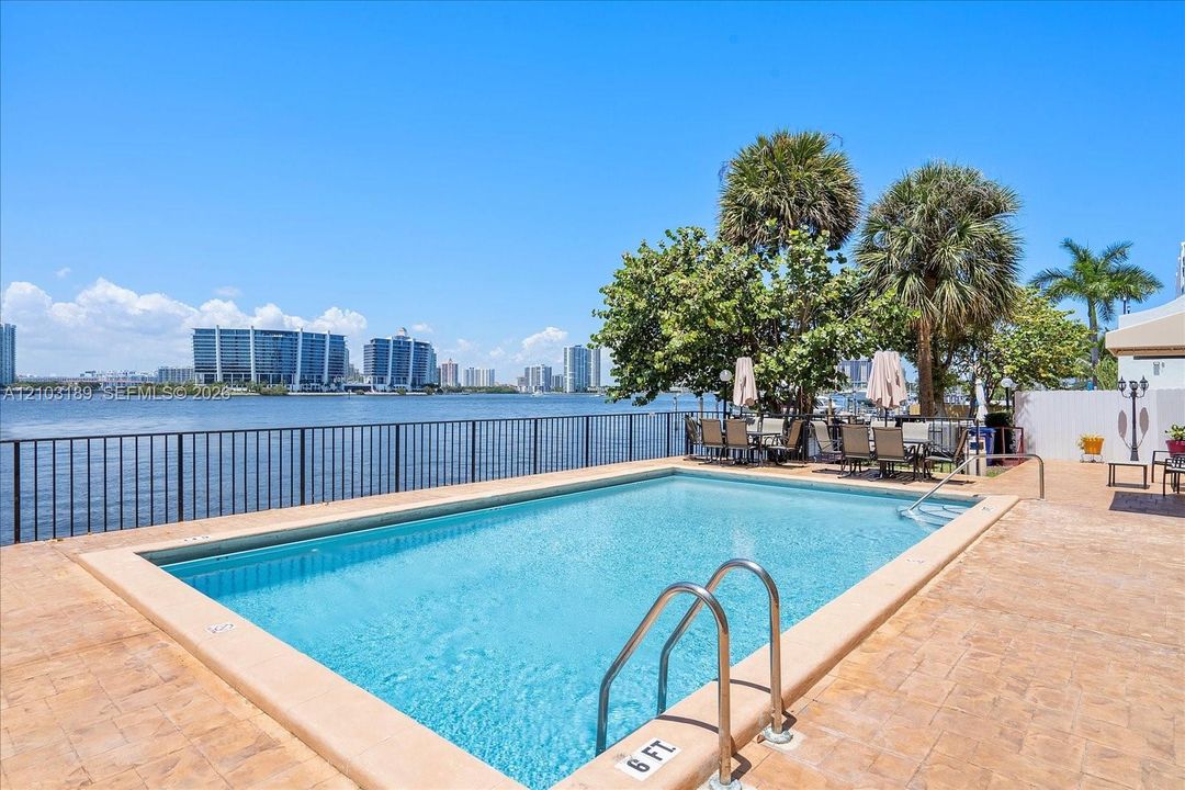For Rent: $3,100 (2 beds, 2 baths, 933 Square Feet)