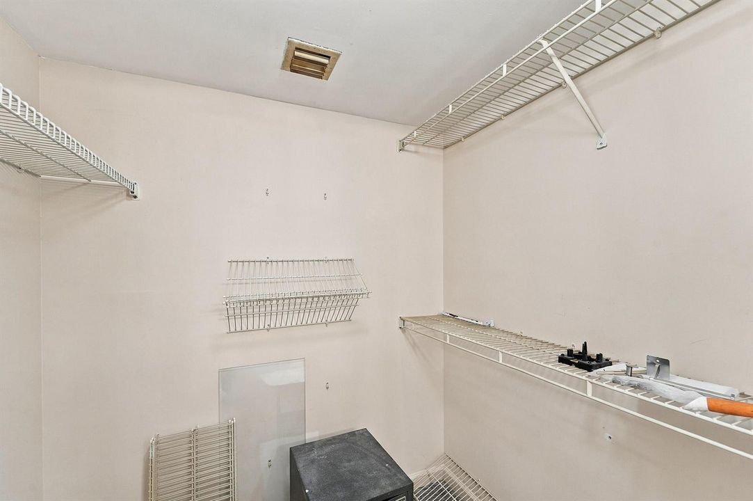 16_walk-in closet