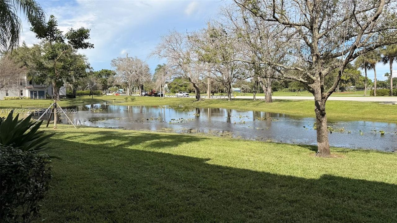 For Rent: $2,150 (2 beds, 2 baths, 975 Square Feet)