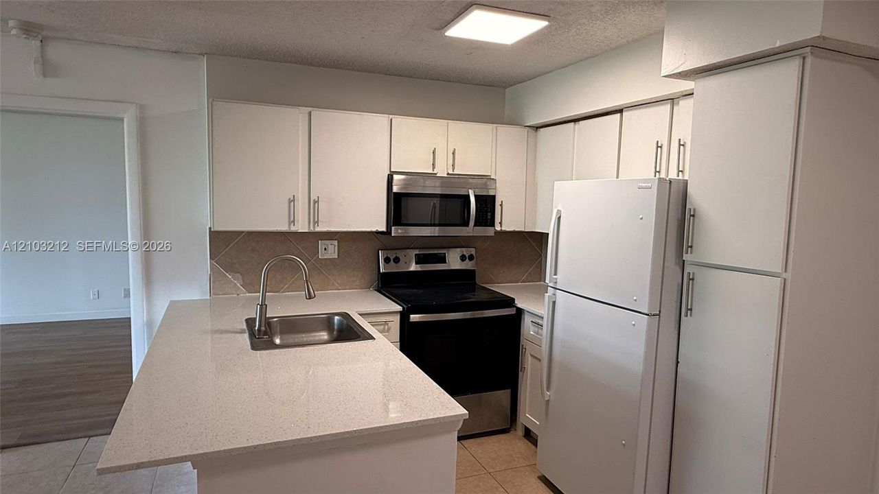 For Rent: $2,150 (2 beds, 2 baths, 975 Square Feet)