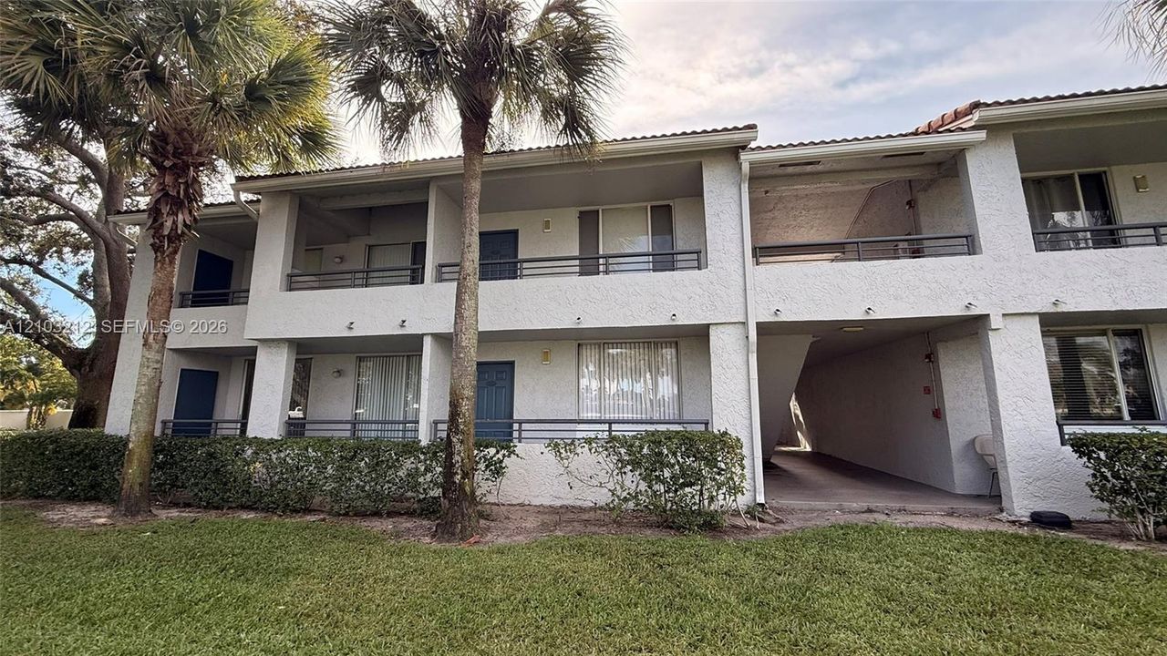 For Rent: $2,150 (2 beds, 2 baths, 975 Square Feet)