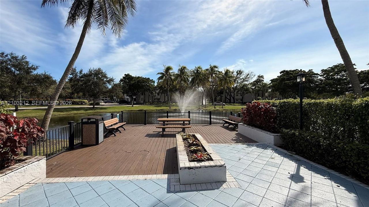 For Rent: $2,150 (2 beds, 2 baths, 975 Square Feet)