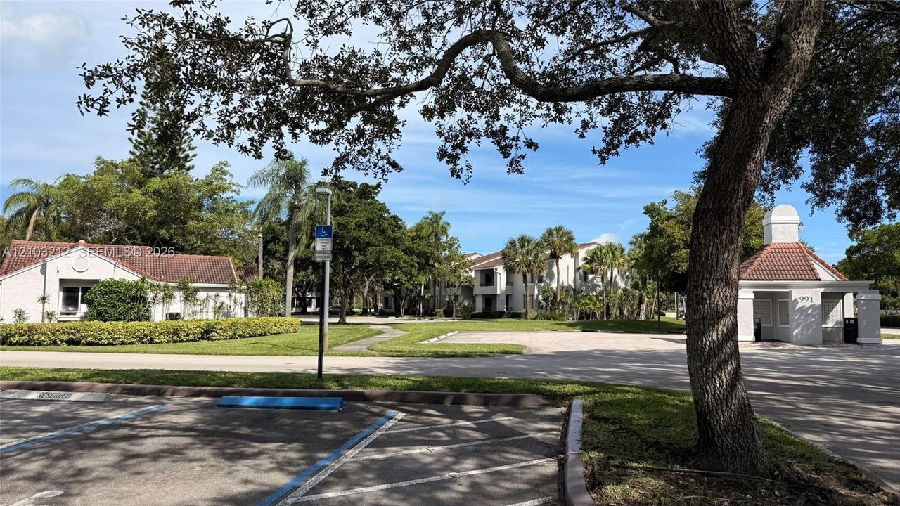 For Rent: $2,150 (2 beds, 2 baths, 975 Square Feet)