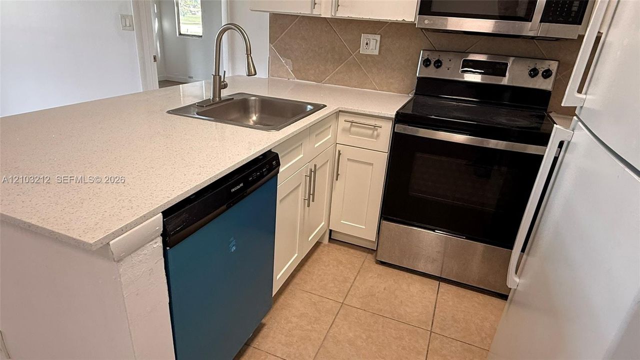 For Rent: $2,150 (2 beds, 2 baths, 975 Square Feet)