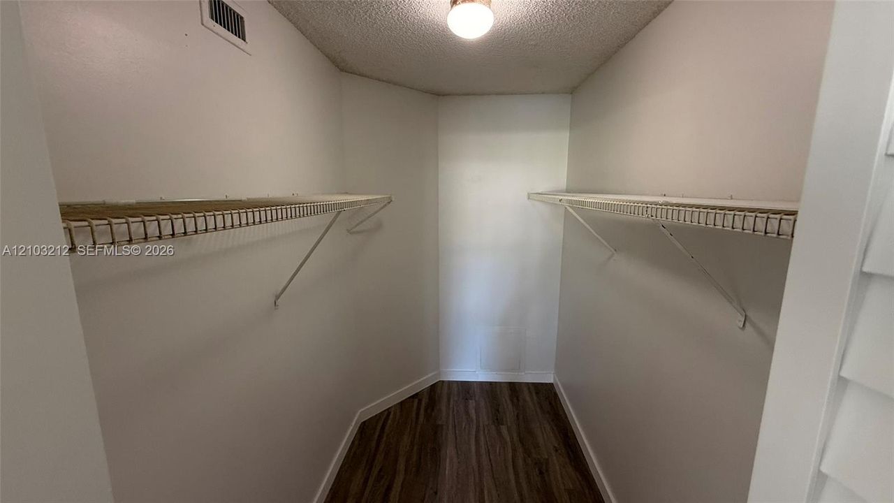 For Rent: $2,150 (2 beds, 2 baths, 975 Square Feet)