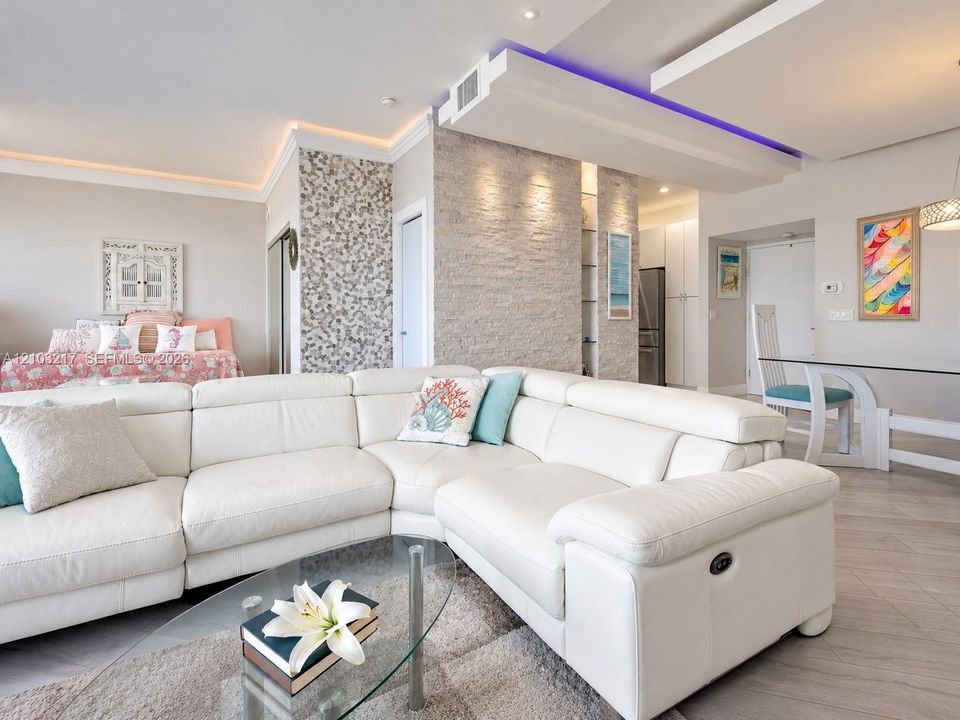 For Sale: $600,000 (2 beds, 2 baths, 1160 Square Feet)