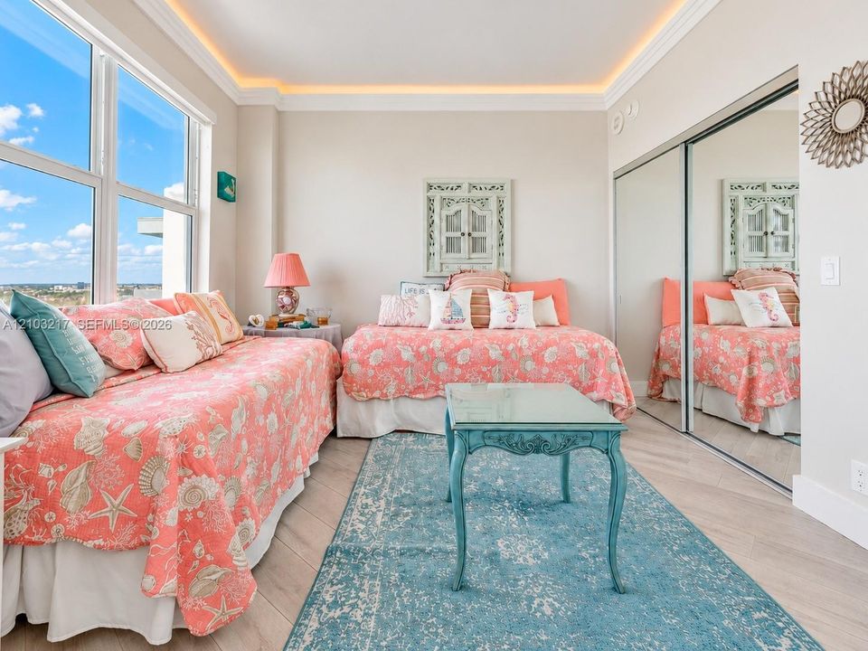 For Sale: $600,000 (2 beds, 2 baths, 1160 Square Feet)