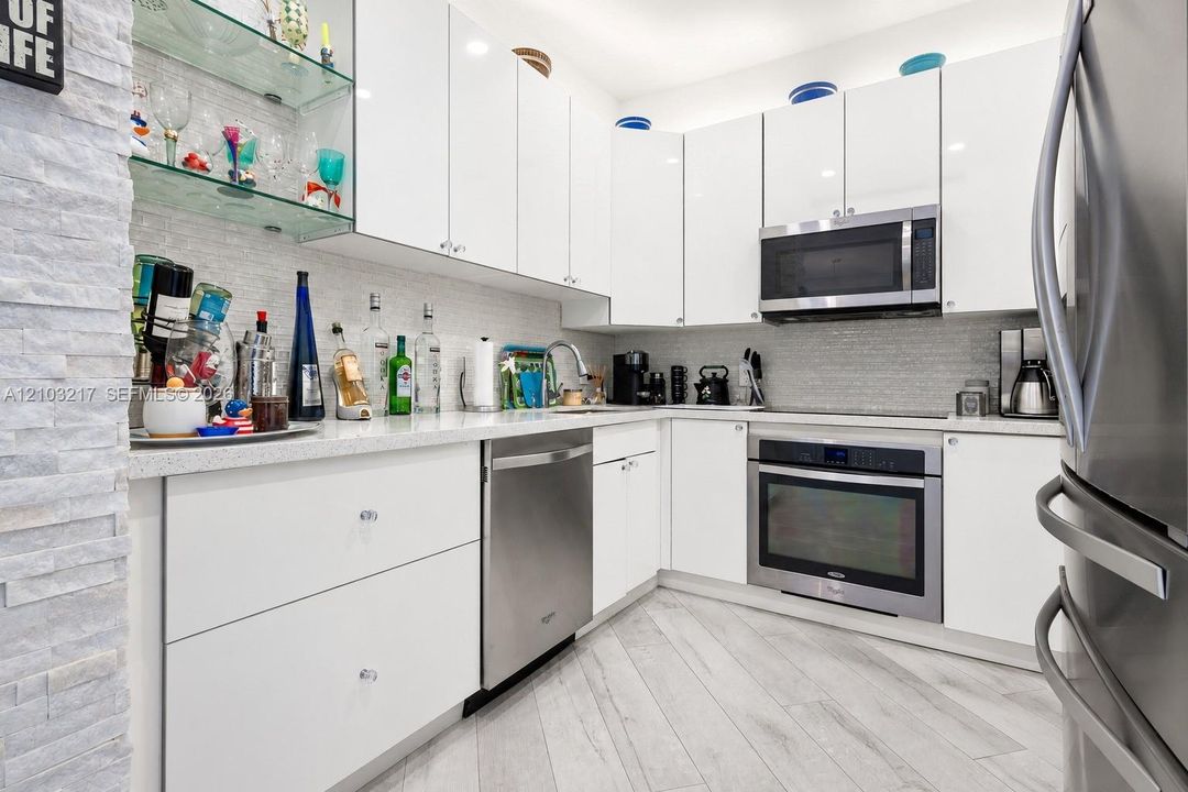 For Sale: $600,000 (2 beds, 2 baths, 1160 Square Feet)