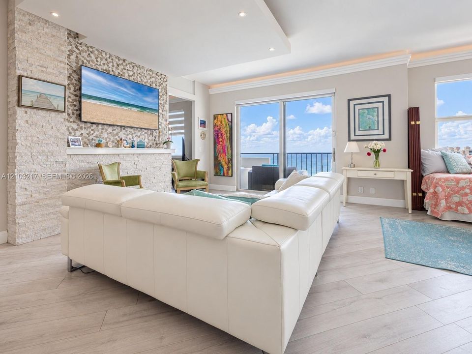 For Sale: $600,000 (2 beds, 2 baths, 1160 Square Feet)