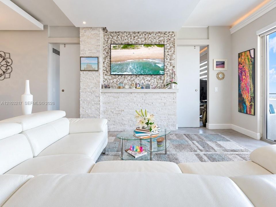 For Sale: $600,000 (2 beds, 2 baths, 1160 Square Feet)