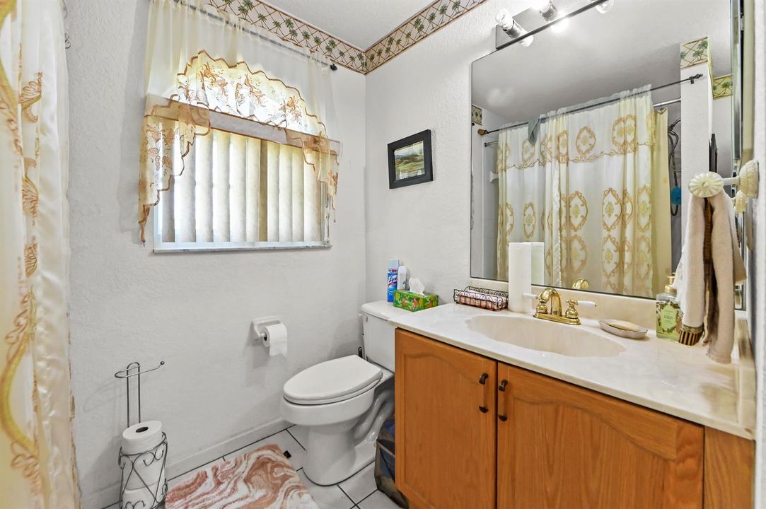 18 Bathroom01