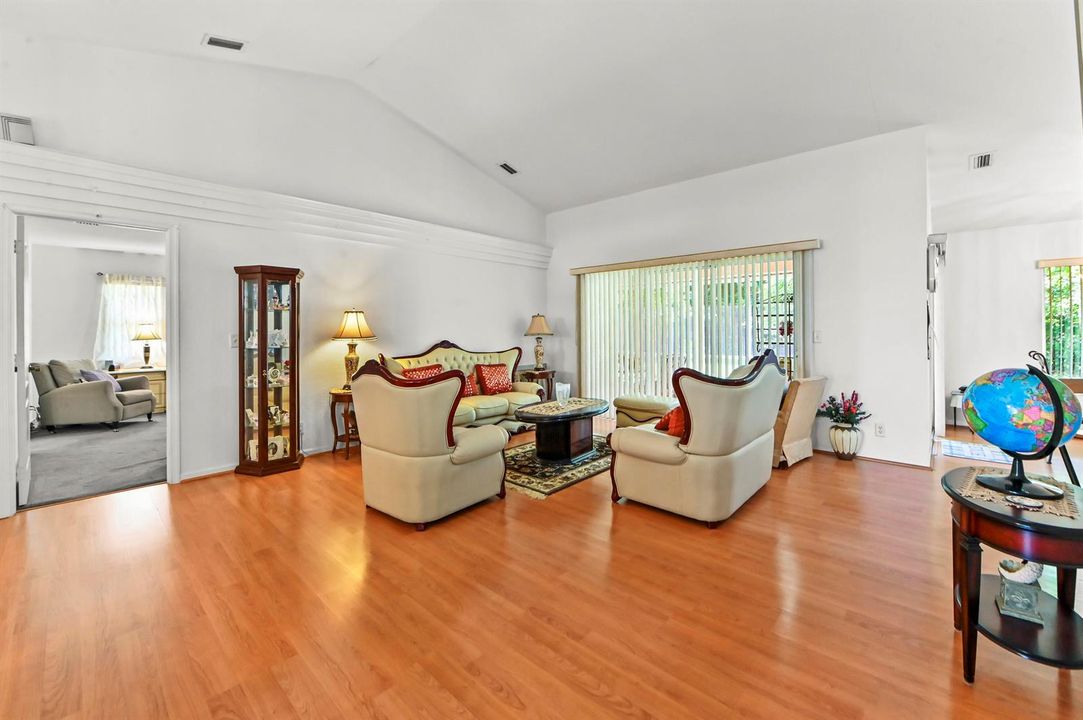 06 Living room 02