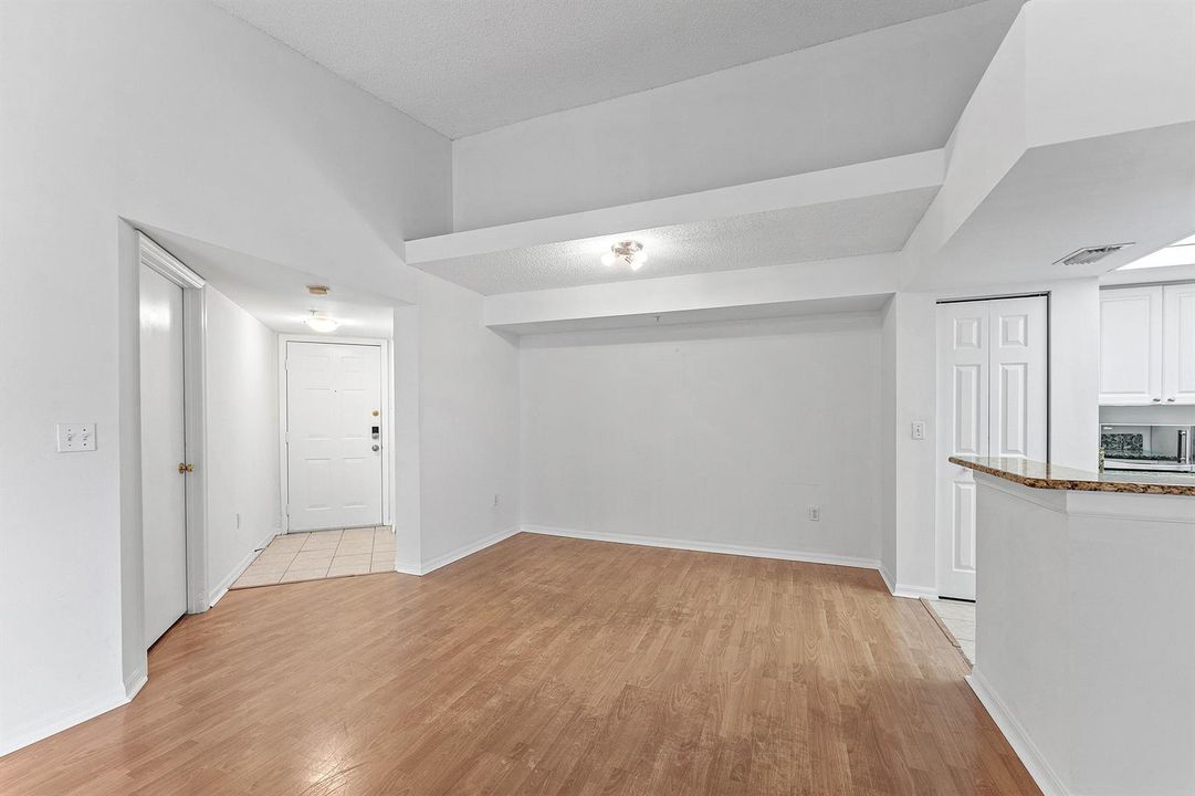 005-200CrestwoodCourtNorth-211-RoyalPalm