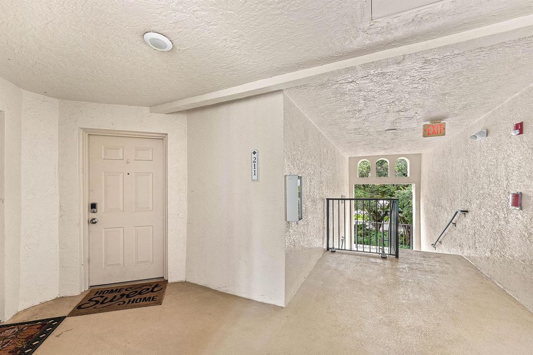 004-200CrestwoodCourtNorth-211-RoyalPalm