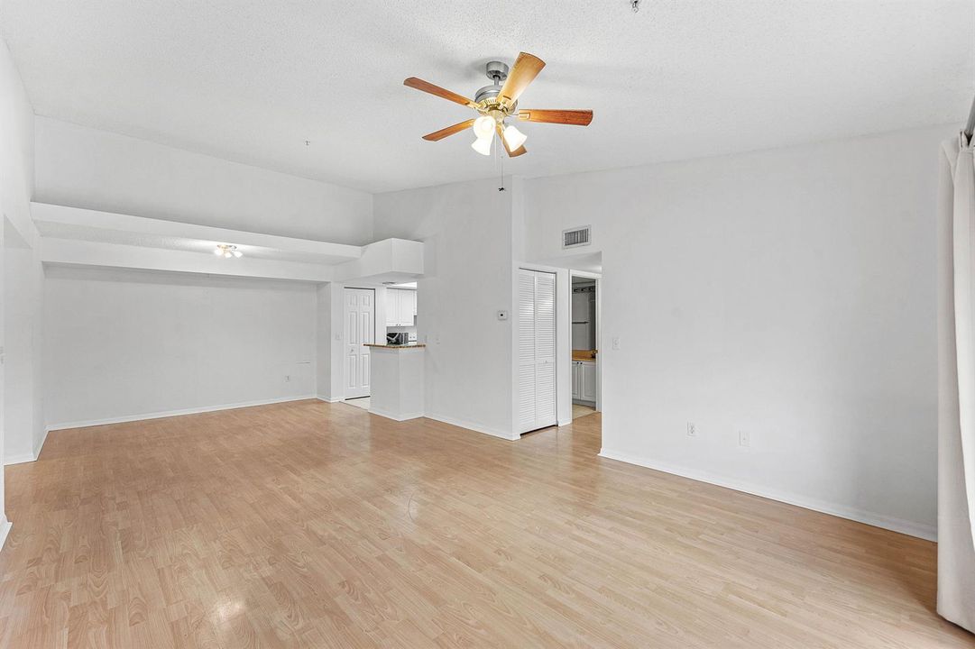 011-200CrestwoodCourtNorth-211-RoyalPalm