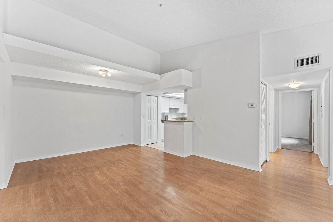 008-200CrestwoodCourtNorth-211-RoyalPalm