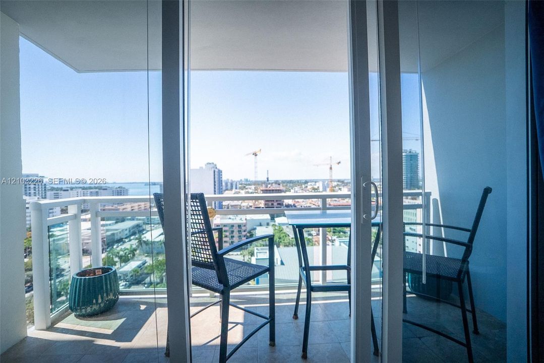 В аренду: $3,500 (1 спален, 1 ванн, 817 Квадратных фут)