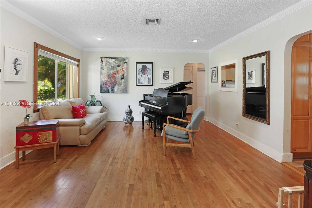 For Sale: $738,000 (3 beds, 2 baths, 1832 Square Feet)