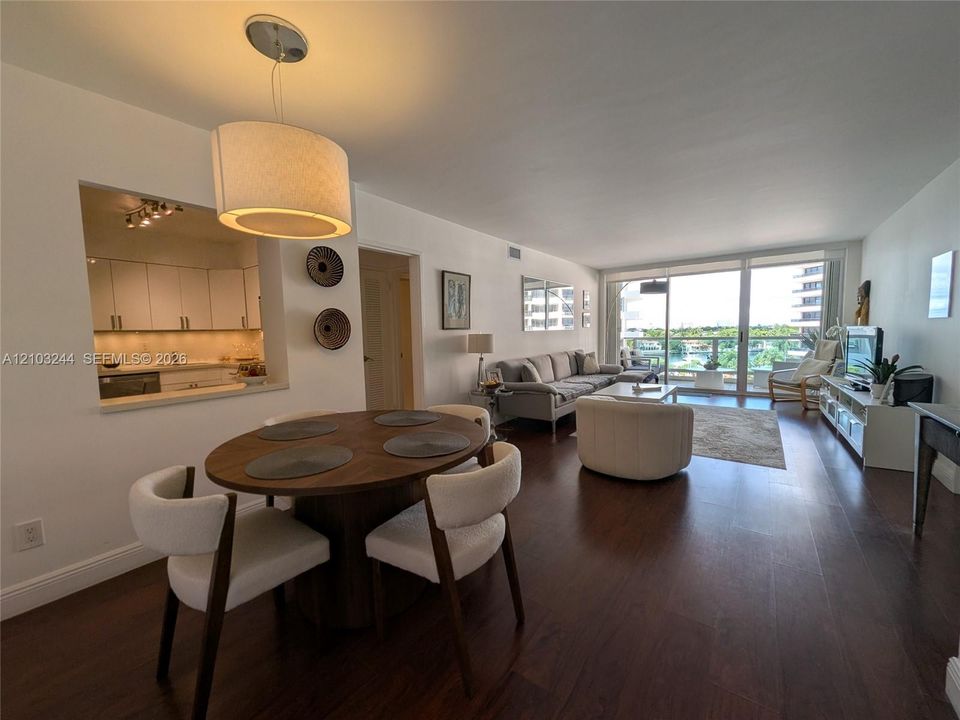 En Venta: $629,900 (2 camas, 2 baños, 1030 Pies cuadrados)
