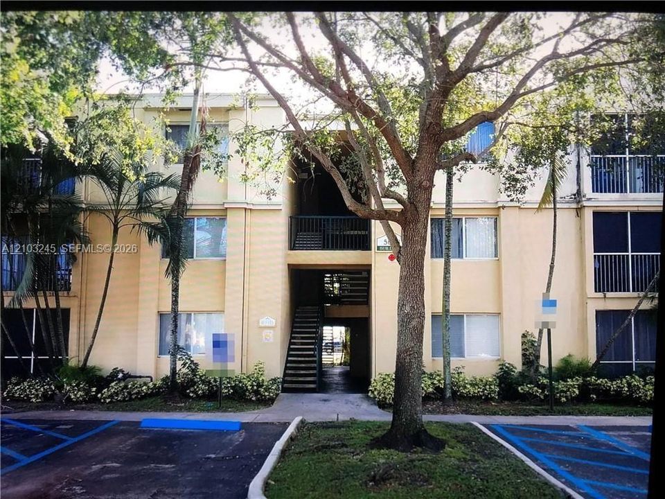 For Rent: $2,090 (2 beds, 2 baths, 1030 Square Feet)