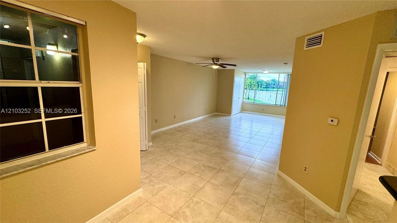 For Rent: $1,900 (1 beds, 1 baths, 862 Square Feet)