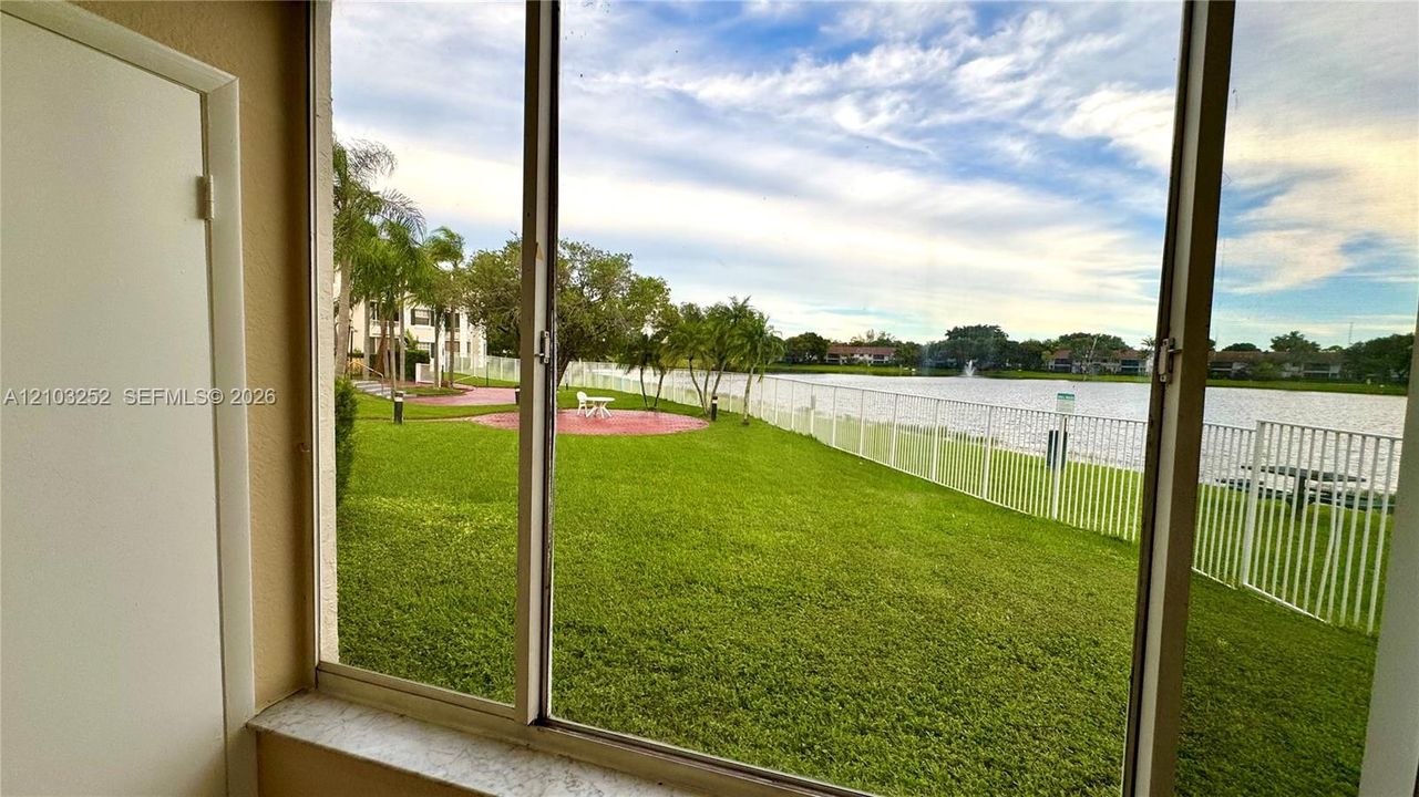 For Rent: $1,900 (1 beds, 1 baths, 862 Square Feet)