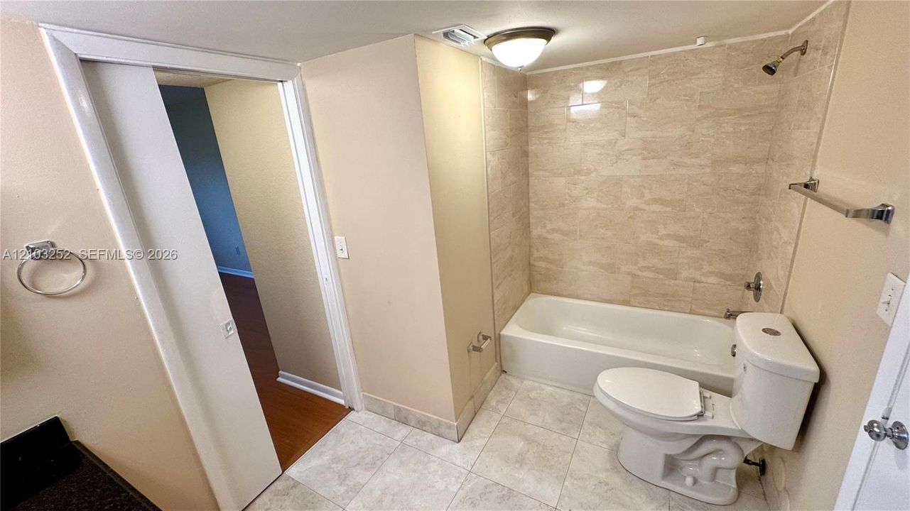 For Rent: $1,900 (1 beds, 1 baths, 862 Square Feet)