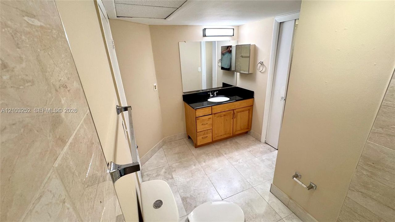 For Rent: $1,900 (1 beds, 1 baths, 862 Square Feet)