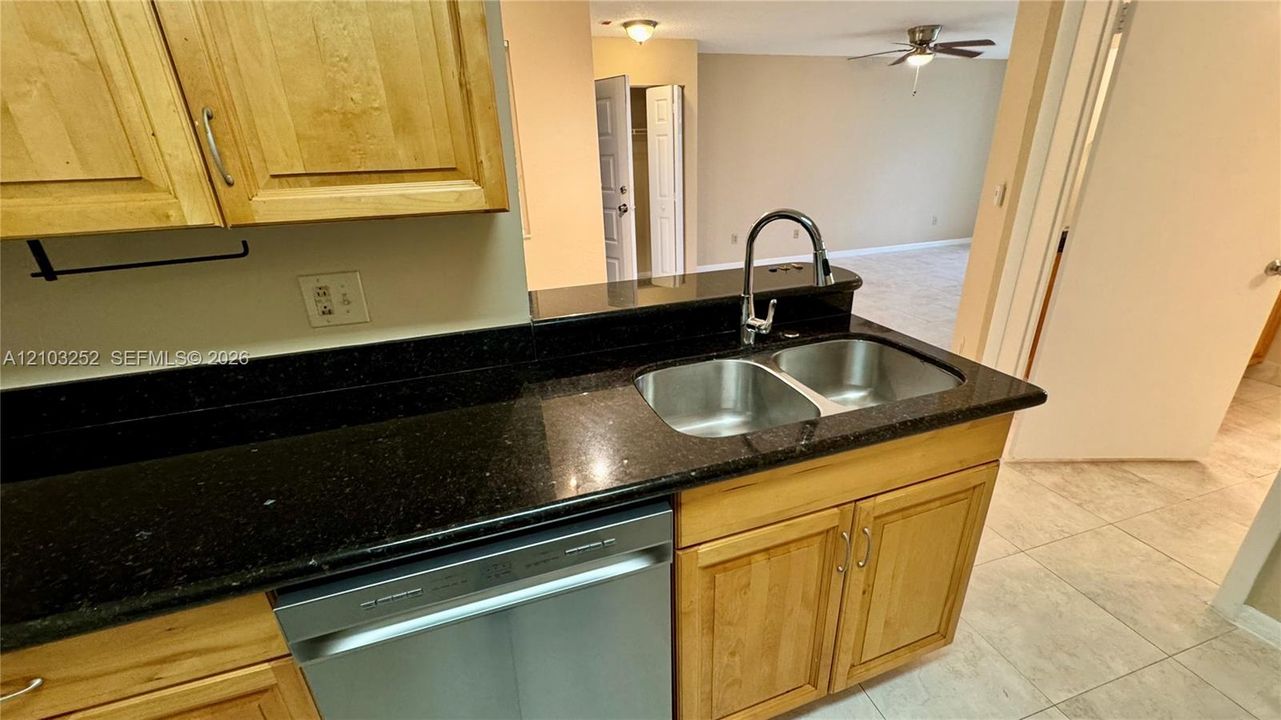For Rent: $1,900 (1 beds, 1 baths, 862 Square Feet)
