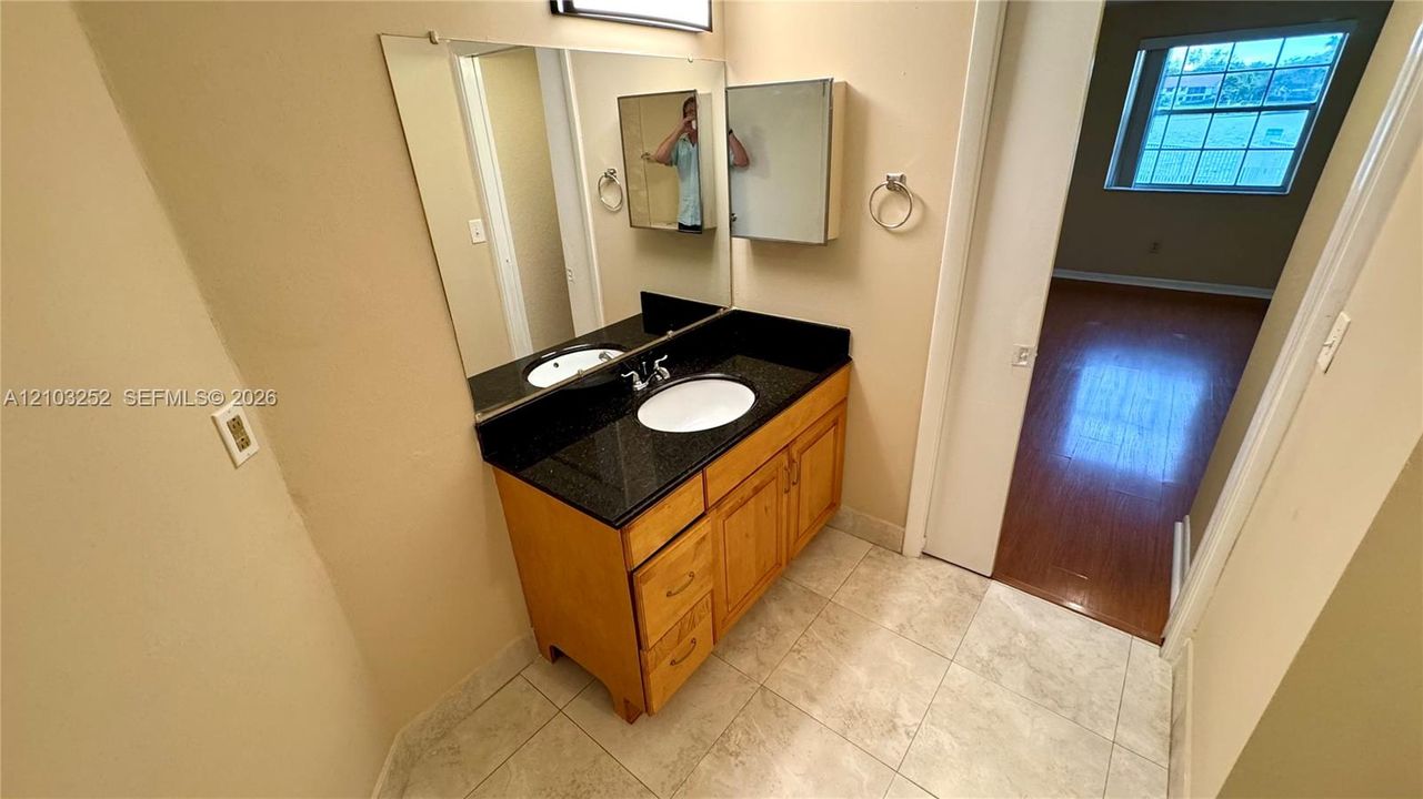 For Rent: $1,900 (1 beds, 1 baths, 862 Square Feet)