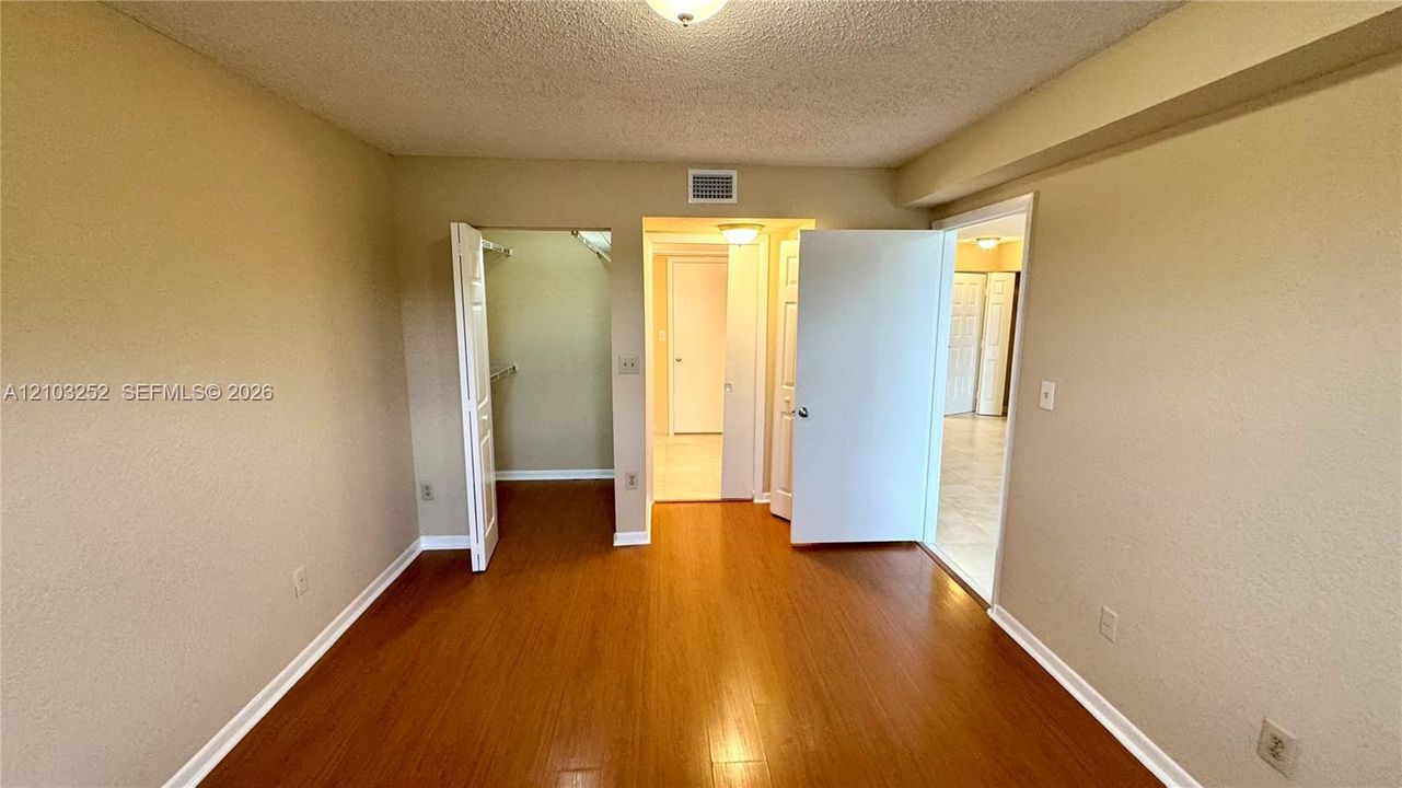 For Rent: $1,900 (1 beds, 1 baths, 862 Square Feet)