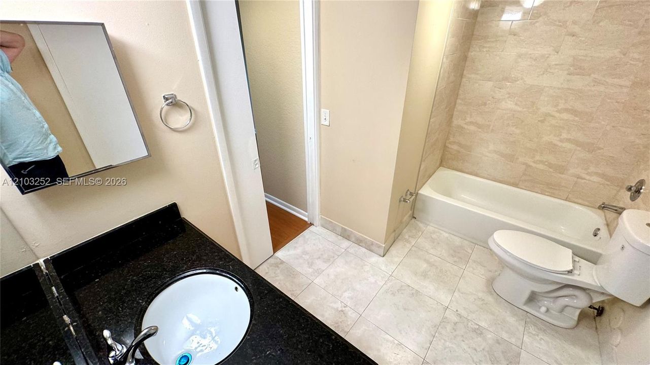 For Rent: $1,900 (1 beds, 1 baths, 862 Square Feet)