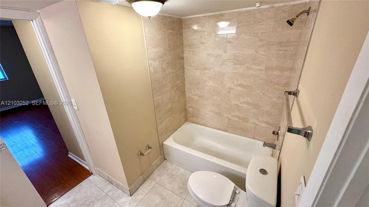For Rent: $1,900 (1 beds, 1 baths, 862 Square Feet)