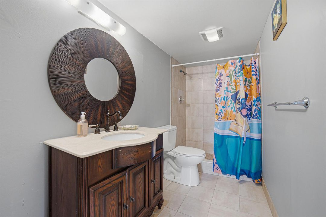 17-Bedroom1-Bathroom