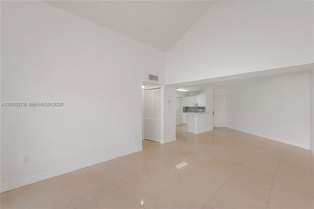 For Rent: $2,350 (2 beds, 2 baths, 950 Square Feet)