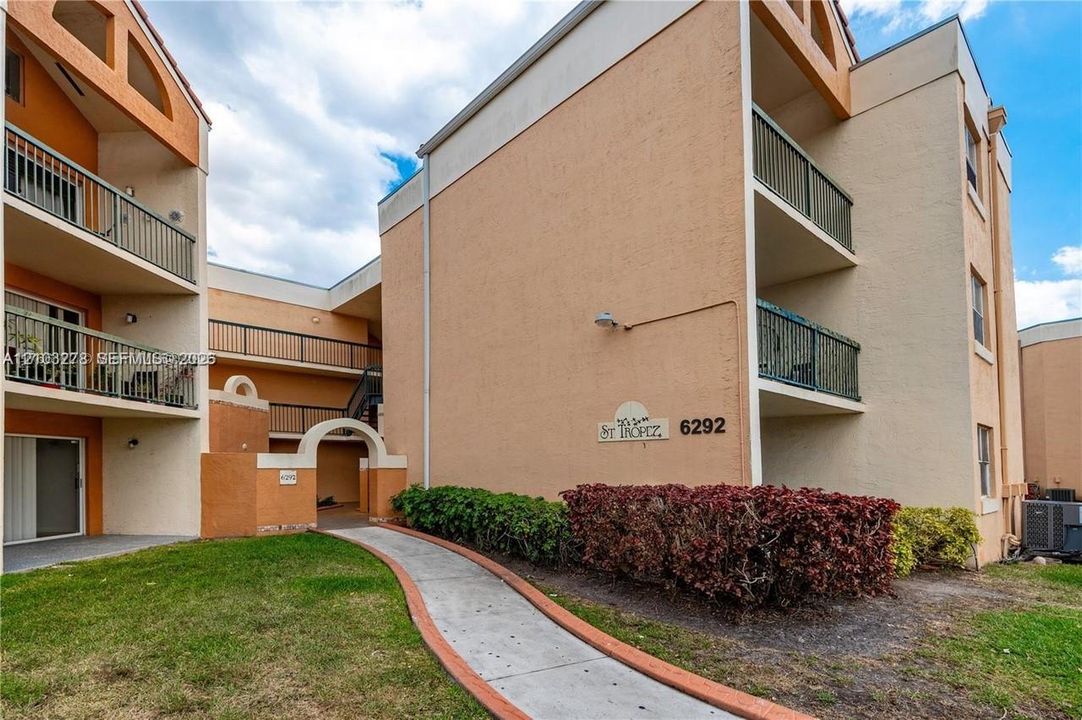 For Rent: $2,350 (2 beds, 2 baths, 950 Square Feet)