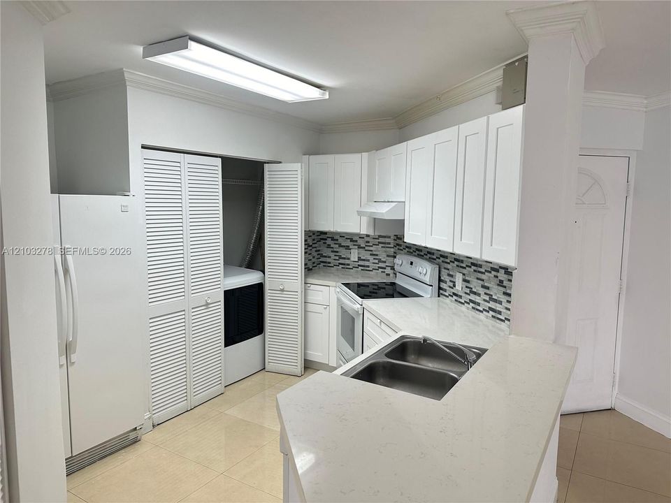 For Rent: $2,350 (2 beds, 2 baths, 950 Square Feet)