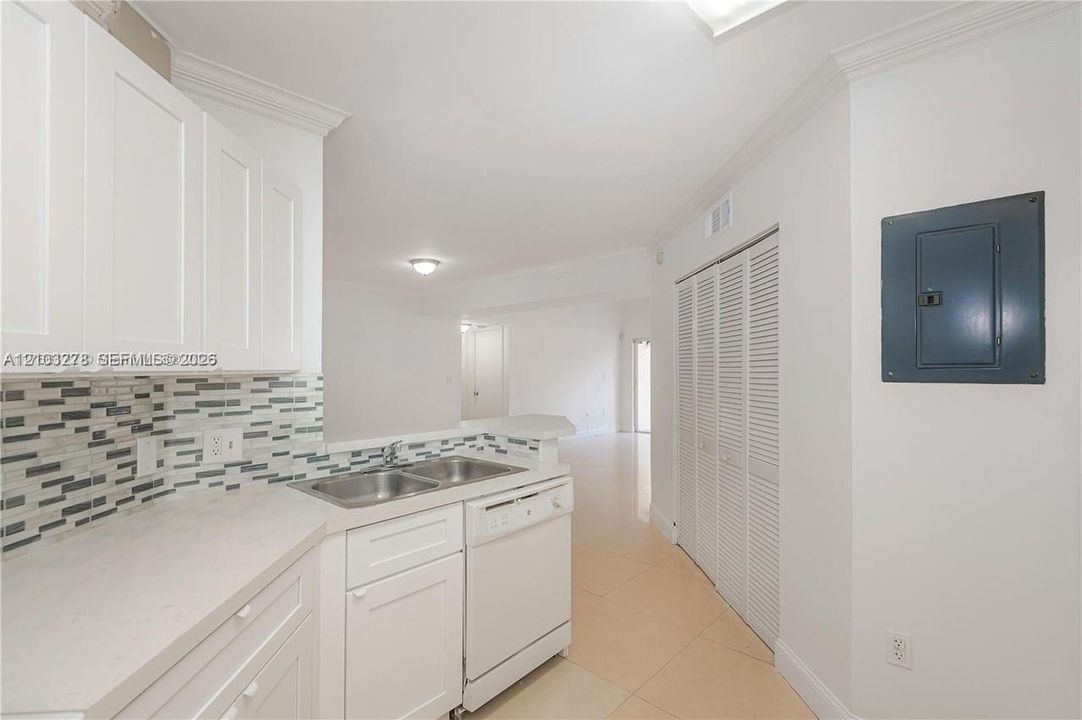 For Rent: $2,350 (2 beds, 2 baths, 950 Square Feet)