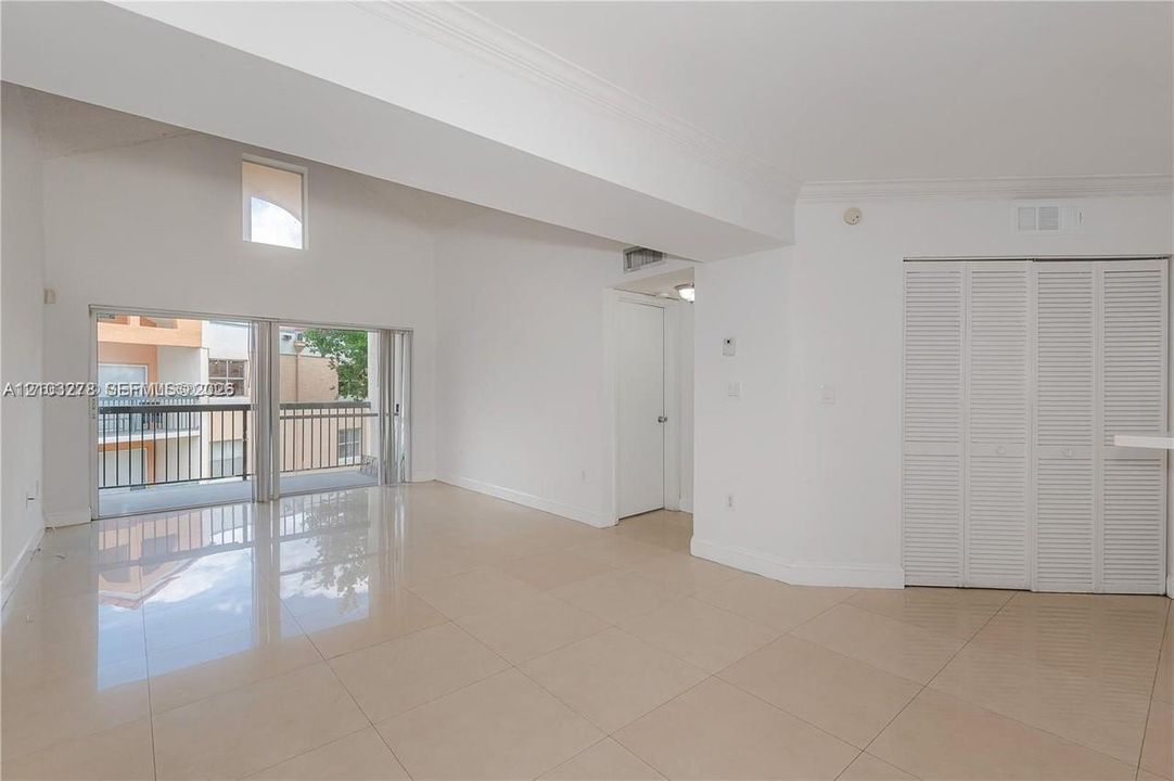 For Rent: $2,350 (2 beds, 2 baths, 950 Square Feet)