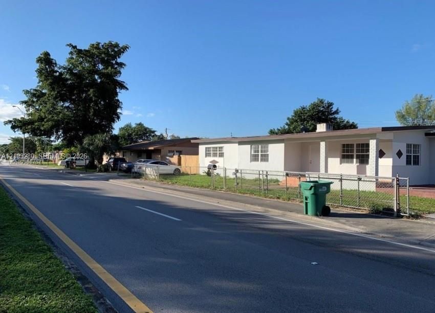 For Sale: $685,000 (5 beds, 2 baths, 2633 Square Feet)