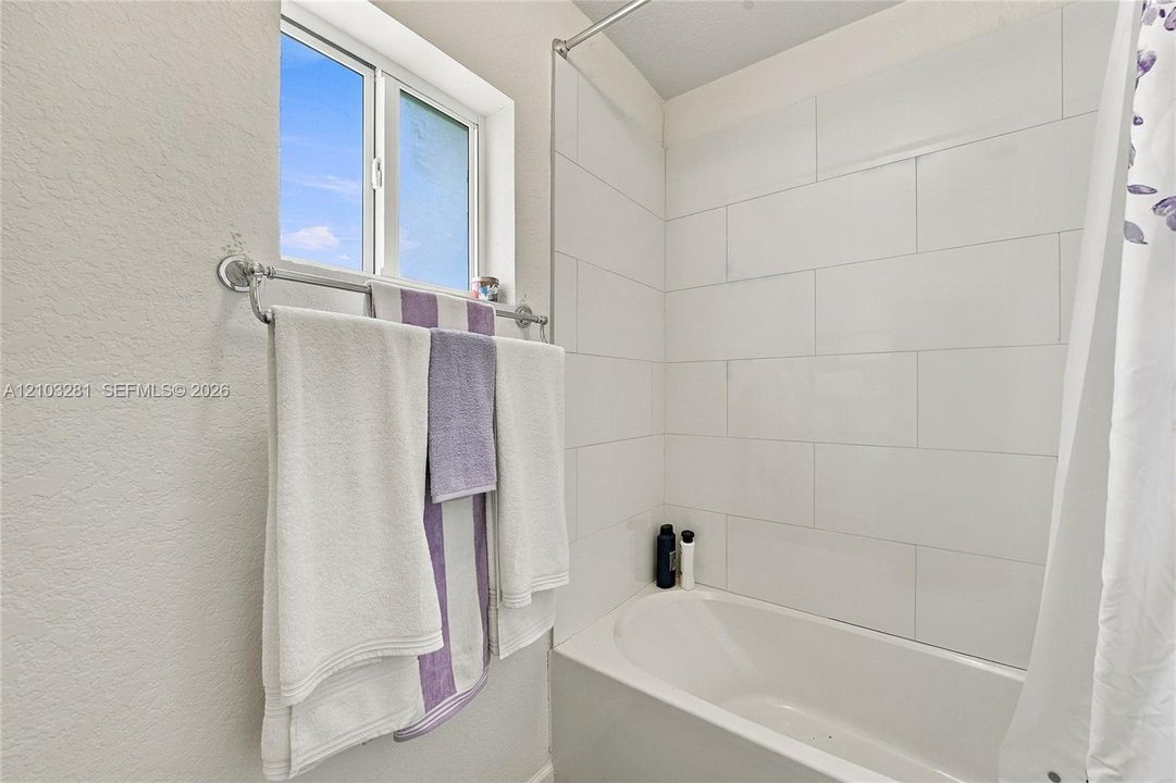 En Venta: $285,000 (3 camas, 2 baños, 1276 Pies cuadrados)