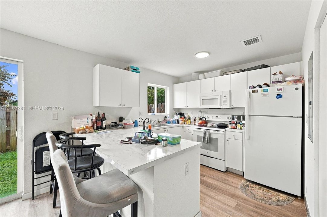 En Venta: $285,000 (3 camas, 2 baños, 1276 Pies cuadrados)