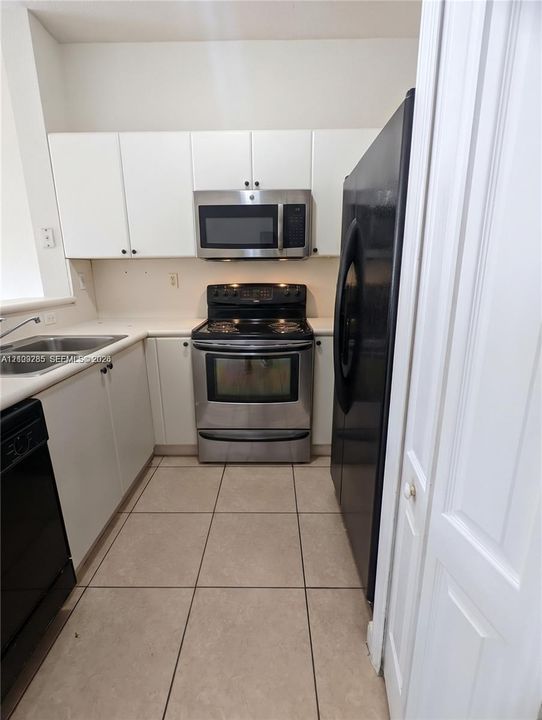 For Rent: $2,250 (2 beds, 2 baths, 1030 Square Feet)